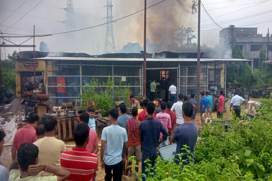 Fire Erupts Power Office, Five Engines Deployed to Contain Blaze