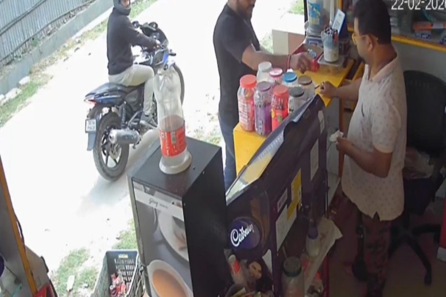 CCTV Captures Bold Daylight Gold Chai...