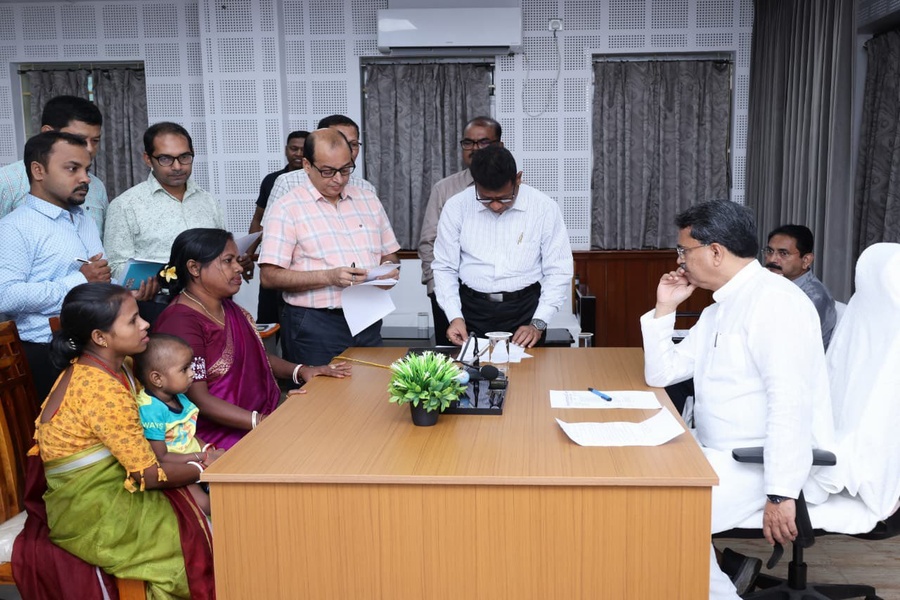 CM Holds 54th ‘Mukhyamantri Samipeshu’, Provides Support to Citizens