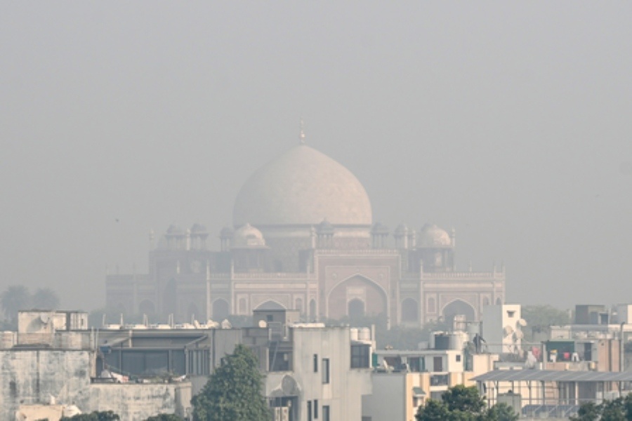 Delhi Chokes Again as AQI Hits 385; Cold Wave Intensifies Pollution Woes
