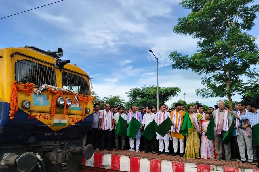 Kanchenjungha Express begins stoppage...