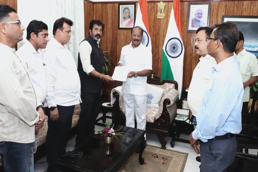 Journalist delegation Meet Governor, Demand probe Against Two MLAs for Threatening scribes