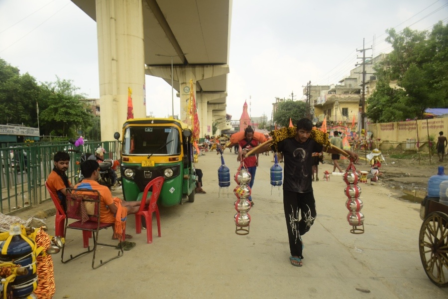 Kanwar Yatra Gains Momentum as Lakhs of Devotees Head Home with Holy Ganga Water