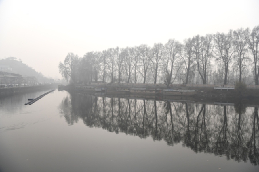 Intense Cold Wave Grips Kashmir; No Snowfall Expected Until Mid-December