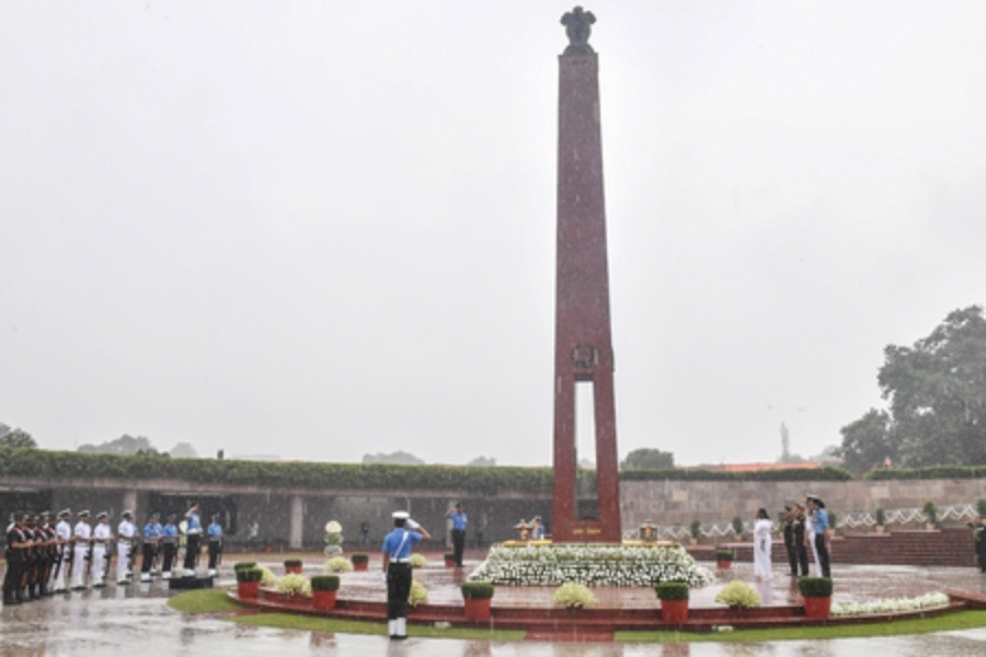 President Murmu Pays Tribute to Armed Forces on Vijay Diwas, Hails Their Valour