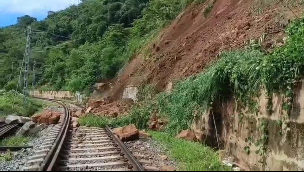 Train services disrupted in Lumding-Badarpur hill section due to landslide