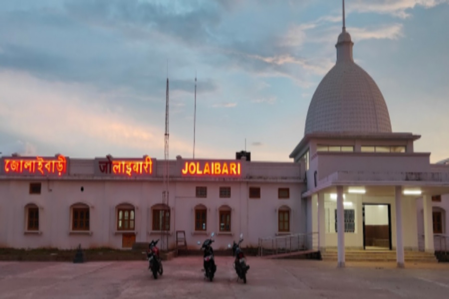 Overcrowding in Local Train Causes Hardship for Passengers at Jolaibari Station