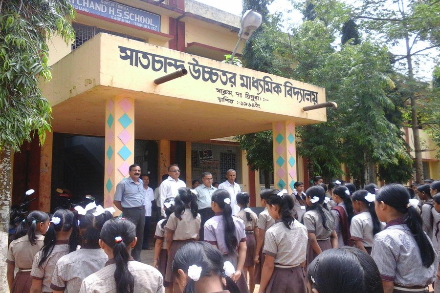 Show Cause notice issued to Assistant Headmaster, 8 teachers for unauthorized absence in school