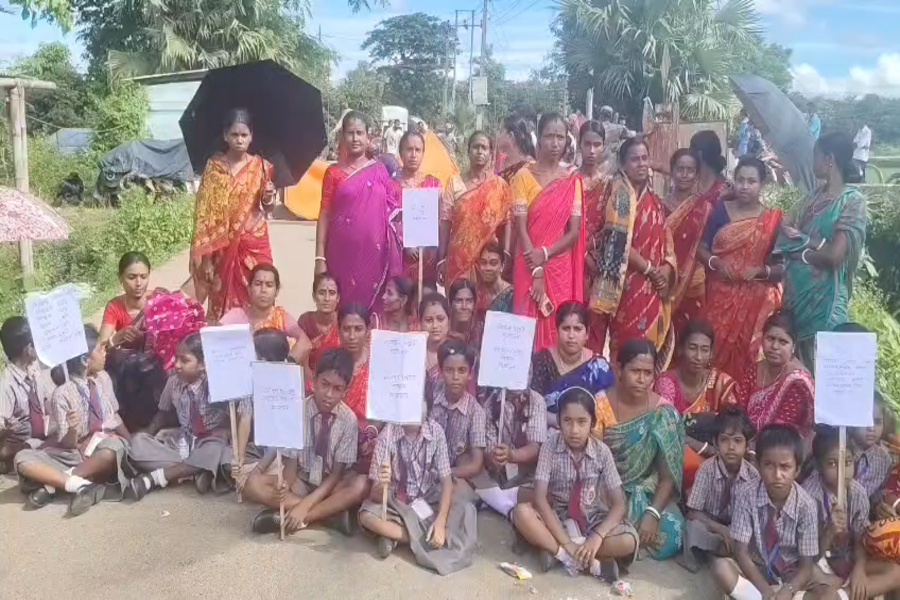 Students, Parents Lock School, Block Road Over Four-Point Demands in Saboorm