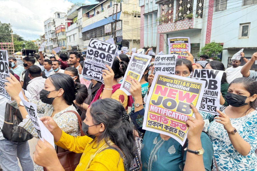 1,856 TET-qualified candidates seek immediate appointment, protesters detained