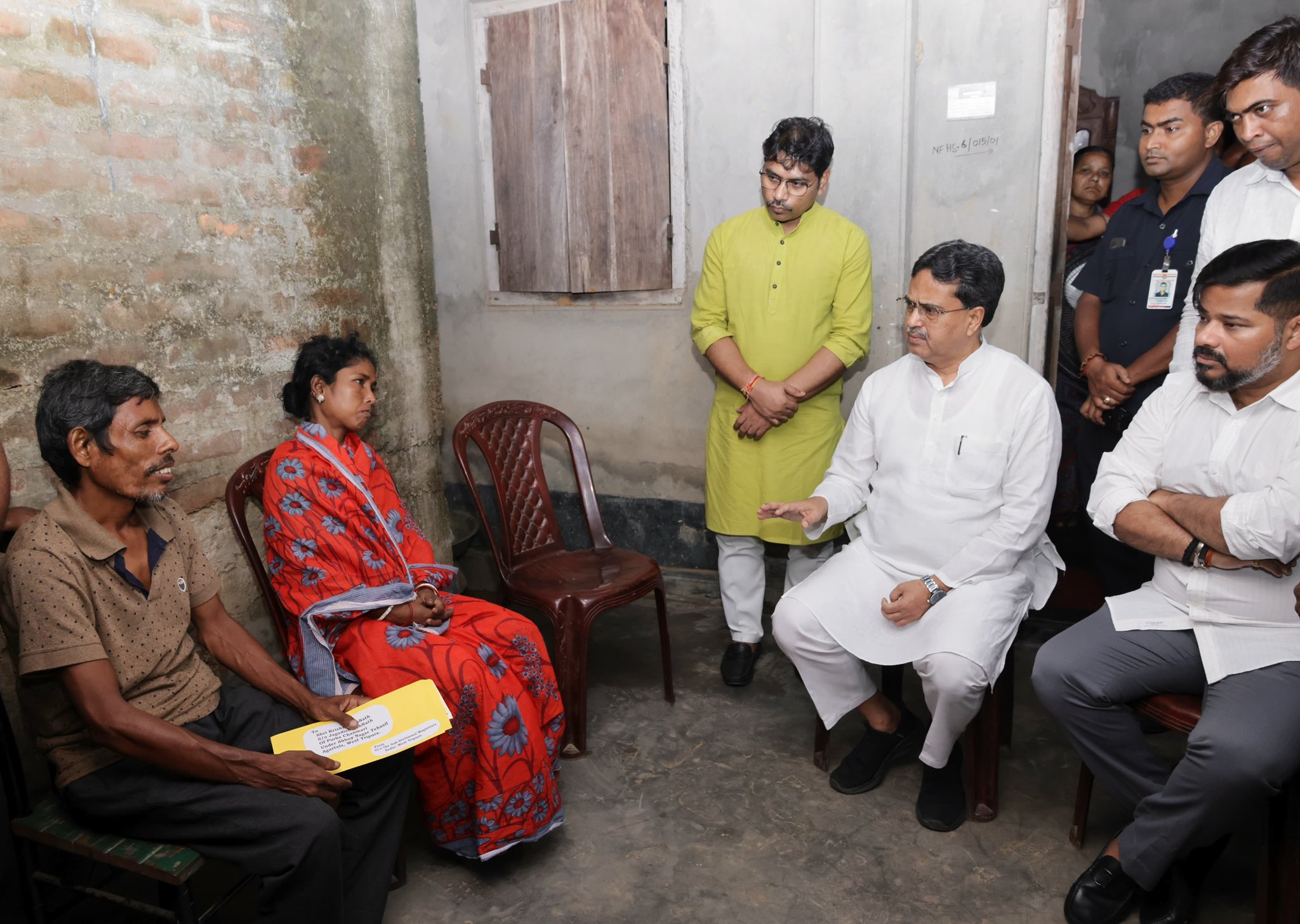 Tripura CM meets bereaved family of deceased siblings, extends condolences, financial aid