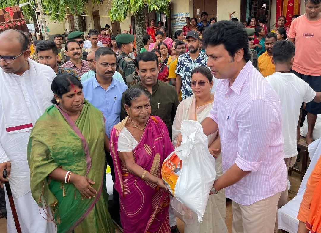 Tripura Ex CM slams CPIM for supporting Naxal, distributes flood relief