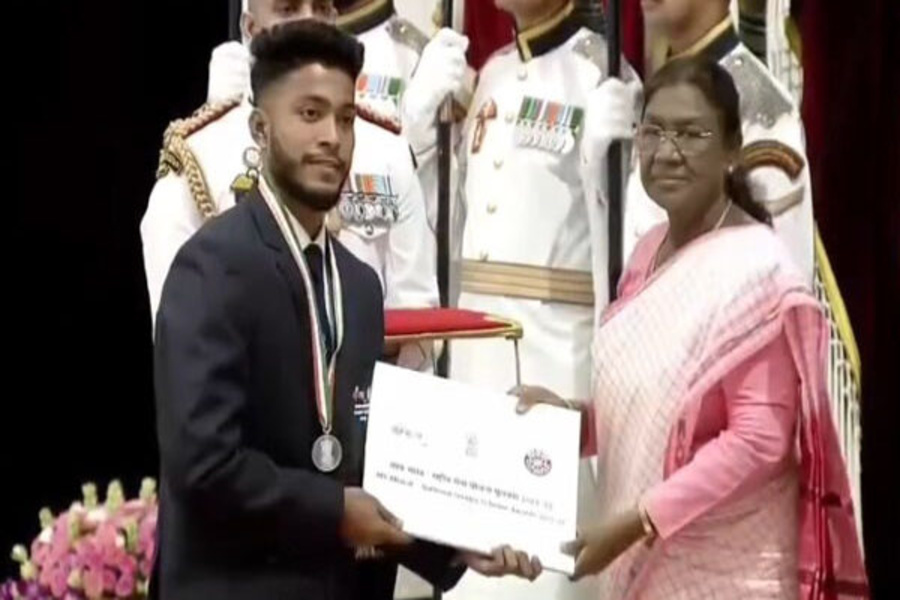 Tripura Student and Teacher Honoured with National NSS Award by President Murmu
