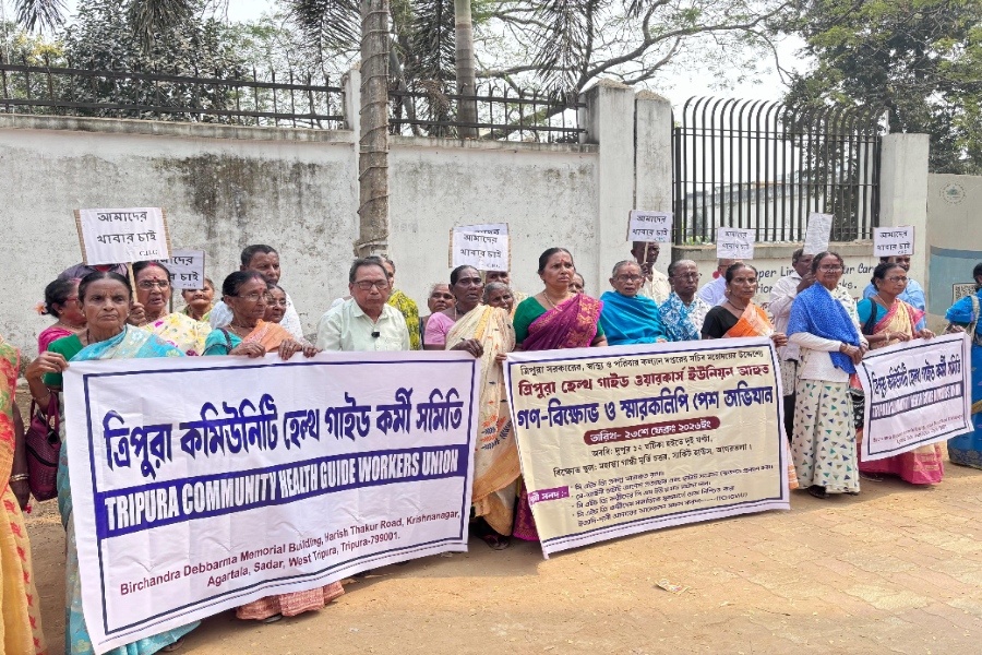 Community Health Guides Protest Job Cuts, Demand Reinstatement and Social Security