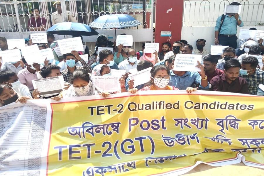 Unemployed TET Pass Candidates Stage ...