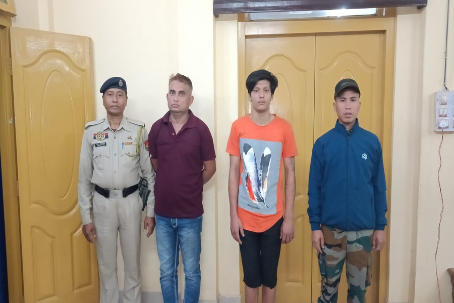 Bangladeshi National, Indian Tout Det...