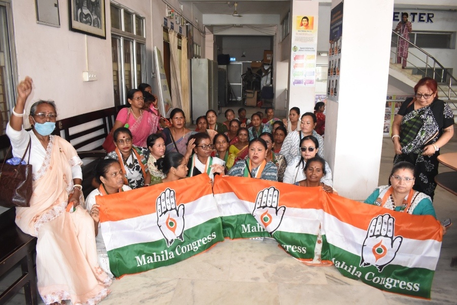 Tripura Pradesh Mahila Congress Protests at State Women's Commission, Demands Judicial Probe into Manisha Das Death