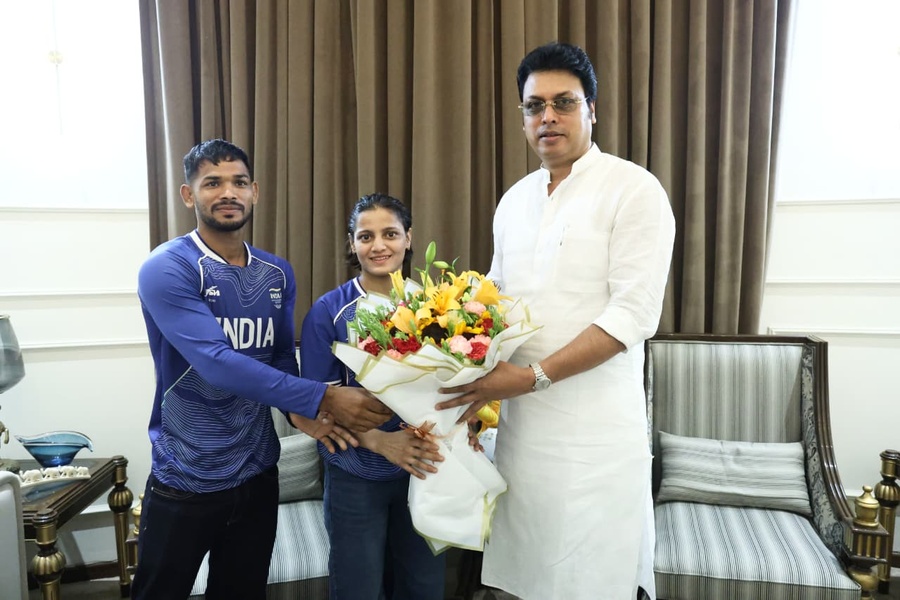 Tripura MP Felicitates Commonwealth Games Judo Gold Medallist Asmita Dey in Delhi